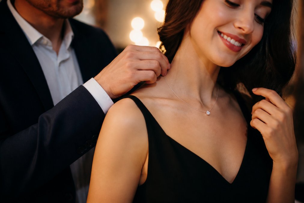 How to Choose the Perfect Anniversary Jewelry for Wife